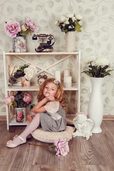 Χαριτωμένο παιδί κοριτσάκι με ανοιξιάτικα λουλούδια, ευτυχισμένο μωρό κορίτσι με καλάθι με λουλούδια. — Φωτογραφία Αρχείου
