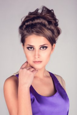 Çok seksi kız tam uzunlukta bir elbiseyle poz