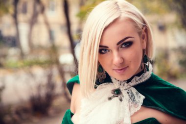 bir kadın bir vintage elbise peri parkta bir prenses gibi