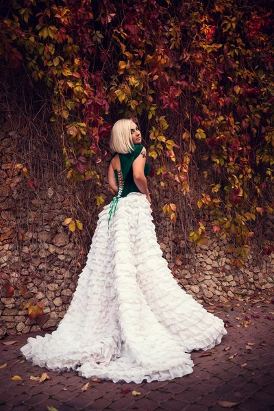 Una donna come una principessa in un abito vintage nel parco delle fate — Foto Stock