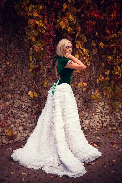 En kvinna som en prinsessa i en vintage klänning i fairy park — Stockfoto