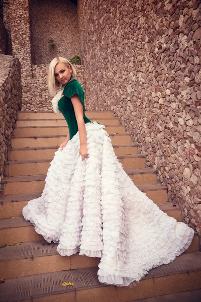 Uma mulher como uma princesa em um vestido vintage no parque de fadas — Fotografia de Stock