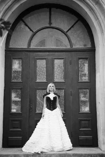 Kobieta jak księżniczka w sukienka vintage w parku bajki — Zdjęcie stockowe