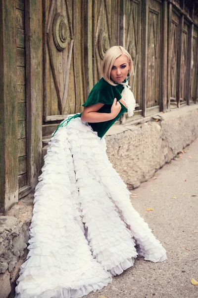 A woman like a princess in an vintage dress in fairy park — Stock Photo, Image