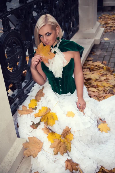 Uma mulher como uma princesa em um vestido vintage no parque de fadas — Fotografia de Stock