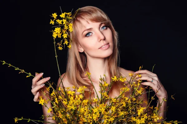 Vackra leende flicka med blommor i håret — Stockfoto