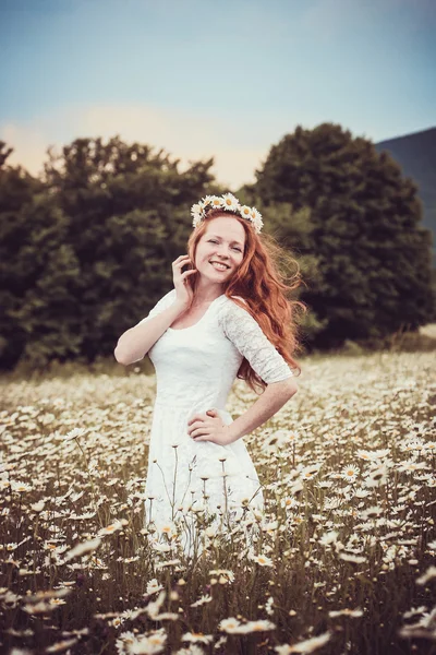 Imagem de mulher bonita deitada no campo de camomila, femal feliz — Fotografia de Stock