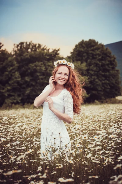 Imagen de una mujer bonita acostada en el campo de manzanilla, feliz femal — Foto de Stock