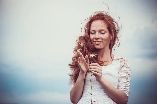 Obraz hezká žena vleže na hřišti heřmánkový, šťastný femal — Stock fotografie