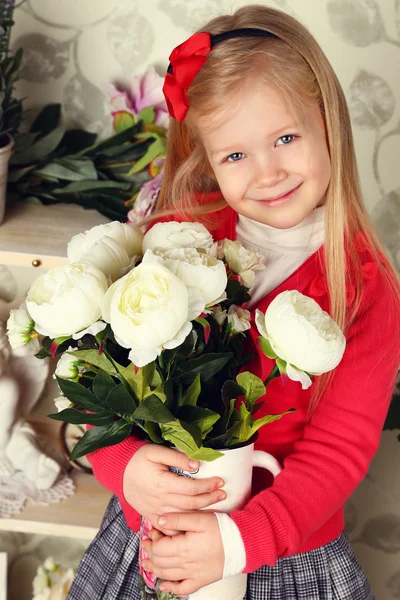 かわいい子女の子と春の花、花のバスケットで幸せな赤ちゃん女の子. — ストック写真