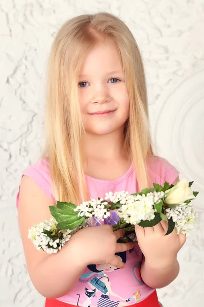 Ευτυχισμένο παιδί το καλοκαίρι. Όμορφο κορίτσι με λουλούδια στεφάνι από λουλούδια. Ευτυχισμένα παιδιά. Υγιή παιδιά. Άνοιξη. — Φωτογραφία Αρχείου