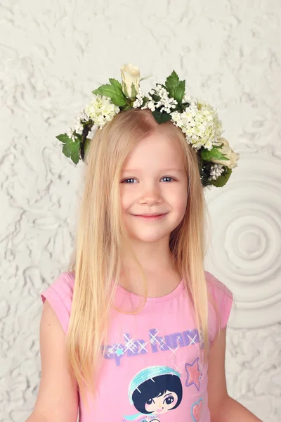 Ευτυχισμένο παιδί το καλοκαίρι. Όμορφο κορίτσι με λουλούδια στεφάνι από λουλούδια. Ευτυχισμένα παιδιά. Υγιή παιδιά. Άνοιξη. — Φωτογραφία Αρχείου