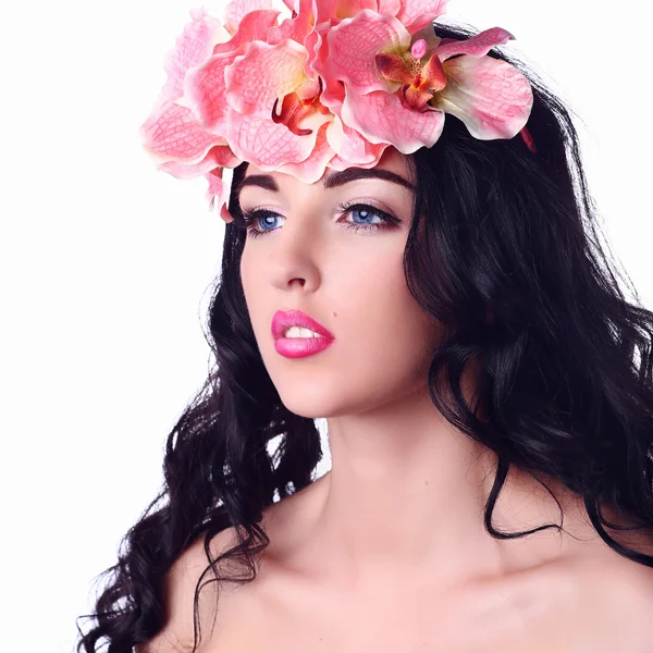 Skönhet flicka med orkidé Flowers.Beautiful modell kvinna ansikte. Perf — Stockfoto