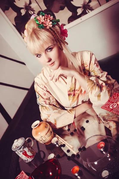 Νεαρή όμορφη γκέισα σε κιμονό με σακούρα και διακόσμηση — Φωτογραφία Αρχείου