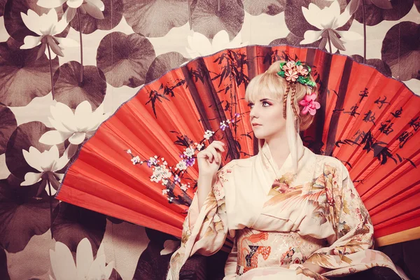 Joven bonita geisha en kimono con sakura y decoración —  Fotos de Stock