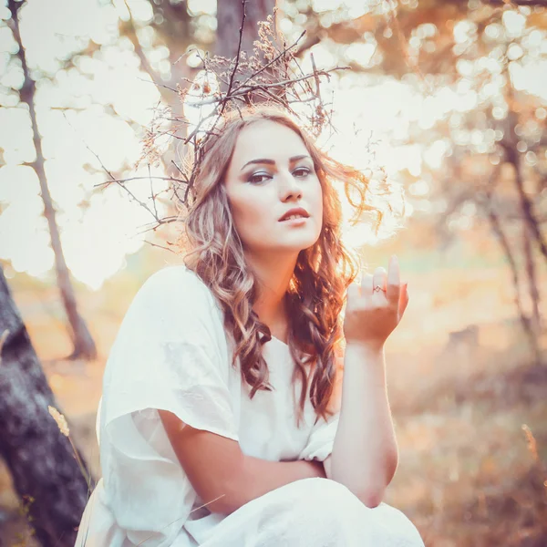 Retrato de menina bonita com olhos mágicos no vestido — Fotografia de Stock