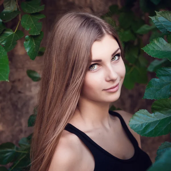 Schöne Stadtfrau hat zu Fuß auf einer Straße — Stockfoto