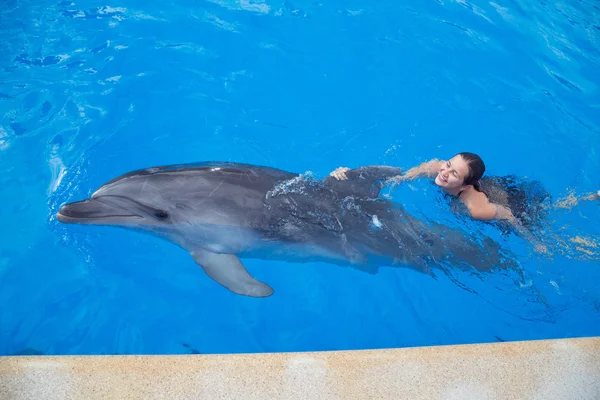 Girl swimming with Dolphin — Stock Photo, Image