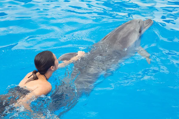 Girl swimming with Dolphin — Stock Photo, Image