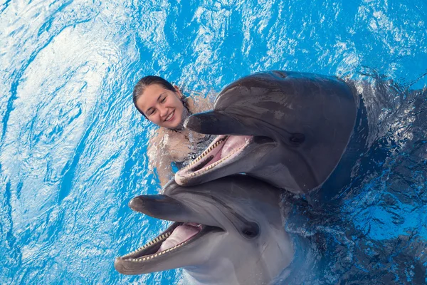 Mädchen schwimmt mit Delfin — Stockfoto