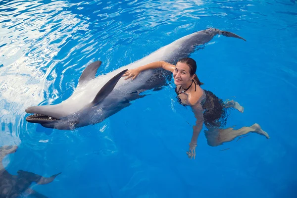 Girl swimming with Dolphin — Stock Photo, Image