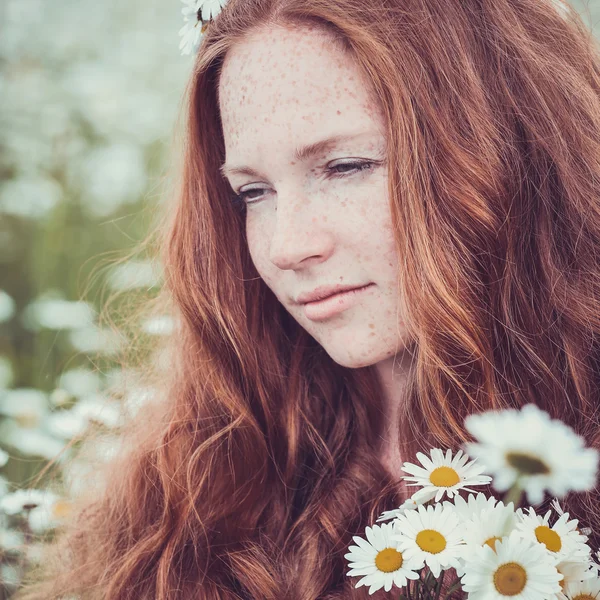 Hermosa mujer disfrutando de campo, concepto de armonía —  Fotos de Stock