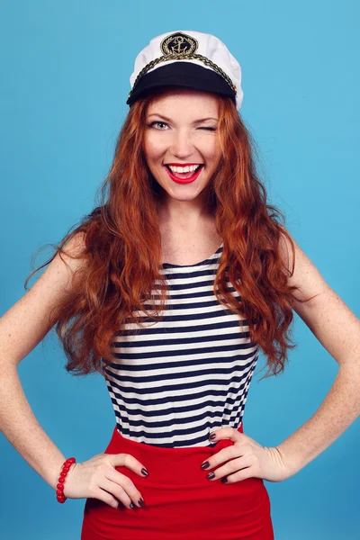 Adorable modelo con sombrero de almirantes de mar y top sexy —  Fotos de Stock