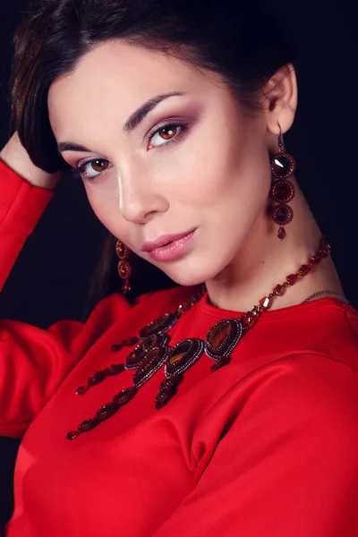 Beautiful woman with dark hair and evening makeup. Jewelry and Beauty. Fashion photo — Stock Photo, Image