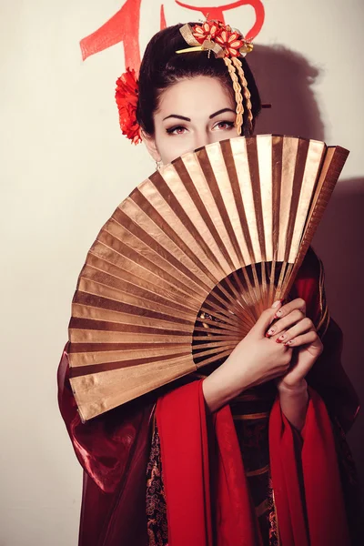 Молодая красивая гейша в кимоно с сакурой и украшением — стоковое фото