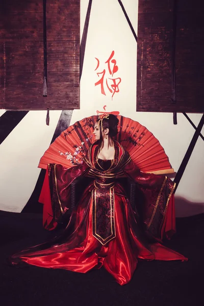 Jeune jolie geisha en kimono avec sakura et décoration — Photo