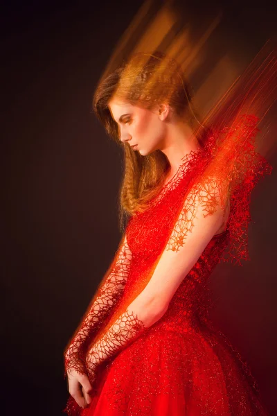 Belle femme à la mode en robe rouge photographiée avec mixte — Photo