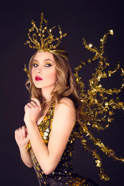 Sexy donna da discoteca vestita con un costume dorato unico con ali metalliche. Perfetto per club alla moda, discoteca ed eventi di moda — Foto Stock