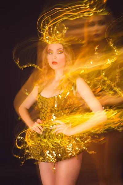 Sexy donna da discoteca vestita con un costume dorato unico con ali metalliche. Perfetto per club alla moda, discoteca ed eventi di moda — Foto Stock