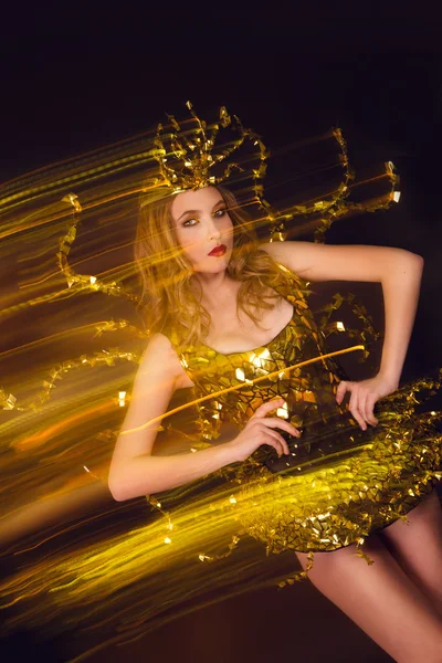 Sexy disco festa mulher vestida com um traje dourado único com asas de metal. Perfeito para clubes elegantes, discotecas e eventos de moda — Fotografia de Stock