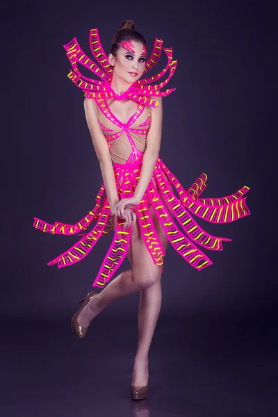 Sexy ballerina discoteca femminile posa in costume UV — Foto Stock