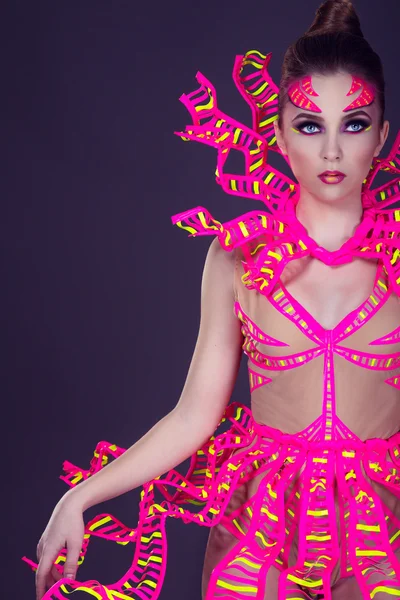 Sexy ballerina discoteca femminile posa in costume UV — Foto Stock