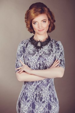 stüdyo fotoğraf retro tarzı içinde genç bir kadın