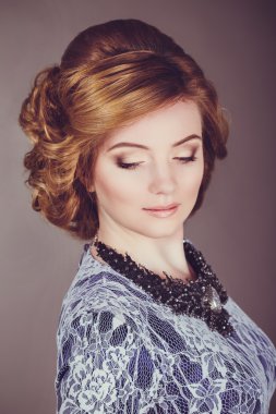 stüdyo fotoğraf retro tarzı içinde genç bir kadın