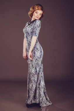 stüdyo fotoğraf retro tarzı içinde genç bir kadın