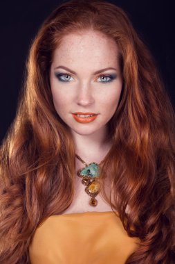uzun kıvırcık Kızıl saçlı. moda kadın portre. lüks saçlı güzellik modeli kız olun yukarı ve aksesuarları. saç modeli. dalgalı saç uzantıları kavramı. tatil makyaj. 