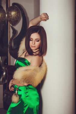 zarif yeşil koyu saçlı güzel kadın moda fotoğrafı 