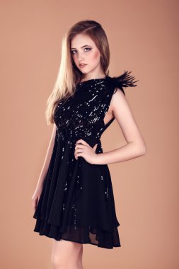 Stüdyoda poz veren güzel genç bir kadın.