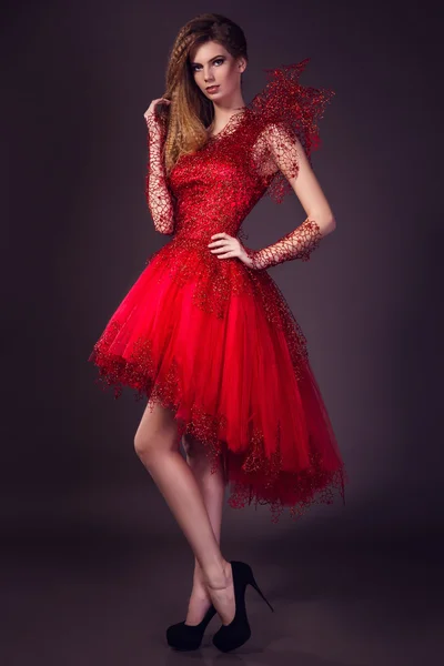 Beautiful young woman posing in studio — Stock Photo, Image