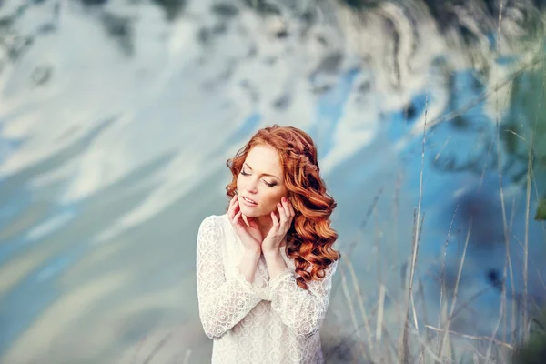 Bride in park — Stock Photo, Image