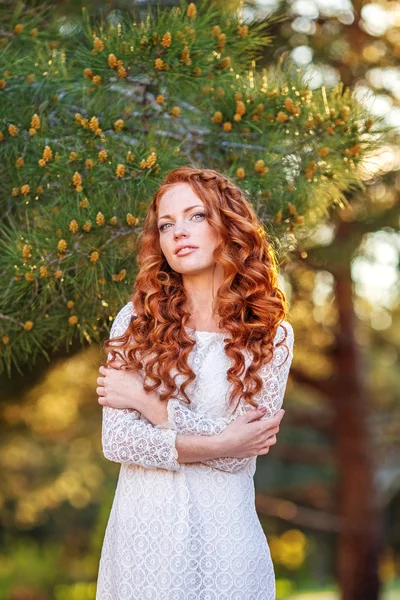 Braut im Park — Stockfoto