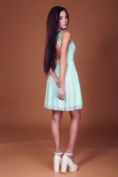 Hermosa mujer con cabello oscuro y maquillaje de noche. Joyería y Belleza. Foto de moda — Foto de Stock