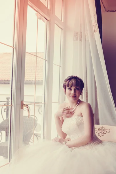 Hermosa novia joven con maquillaje de boda y peinado en el dormitorio, recién casada mujer preparación final para la boda. Feliz novio de la novia esperando. Matrimonio Momento de boda. Novia retrato suave foco —  Fotos de Stock