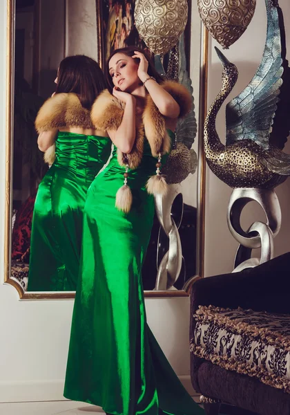 Modefoto der wunderschönen Frau mit dunklen Haaren in elegantem Grün — Stockfoto