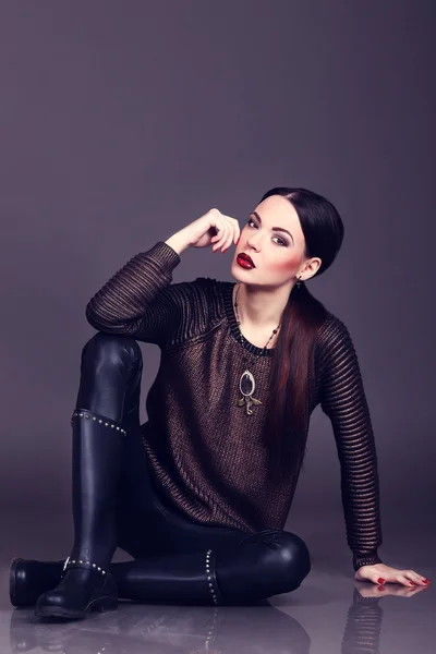 Schöne Frau mit dunklen Haaren und abends Make-up. Schmuck und Schönheit. Modekunst-Foto — Stockfoto