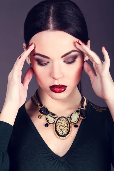 Schöne Frau mit dunklen Haaren und abends Make-up. Schmuck und Schönheit. Modekunst-Foto — Stockfoto